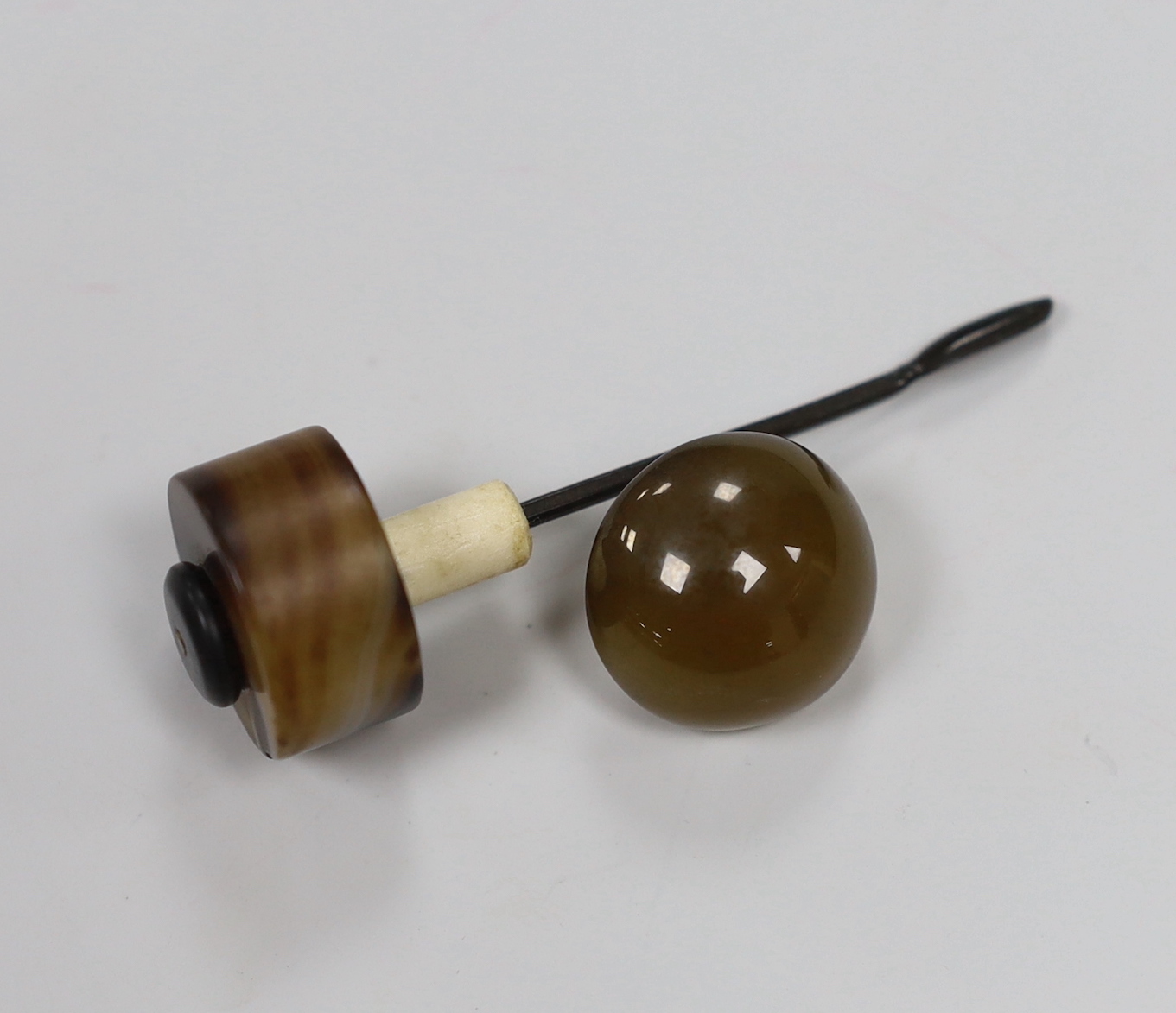A Chinese agate snuff bottle and an internally painted snuff bottle, the largest 8cm high